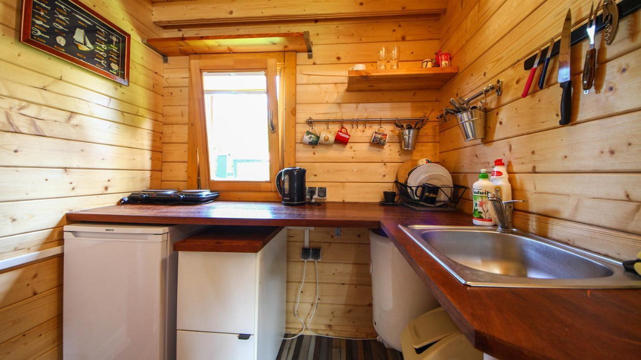 Pokoje I Domki Letniskowe Bros Dziwnow Bagian luar foto