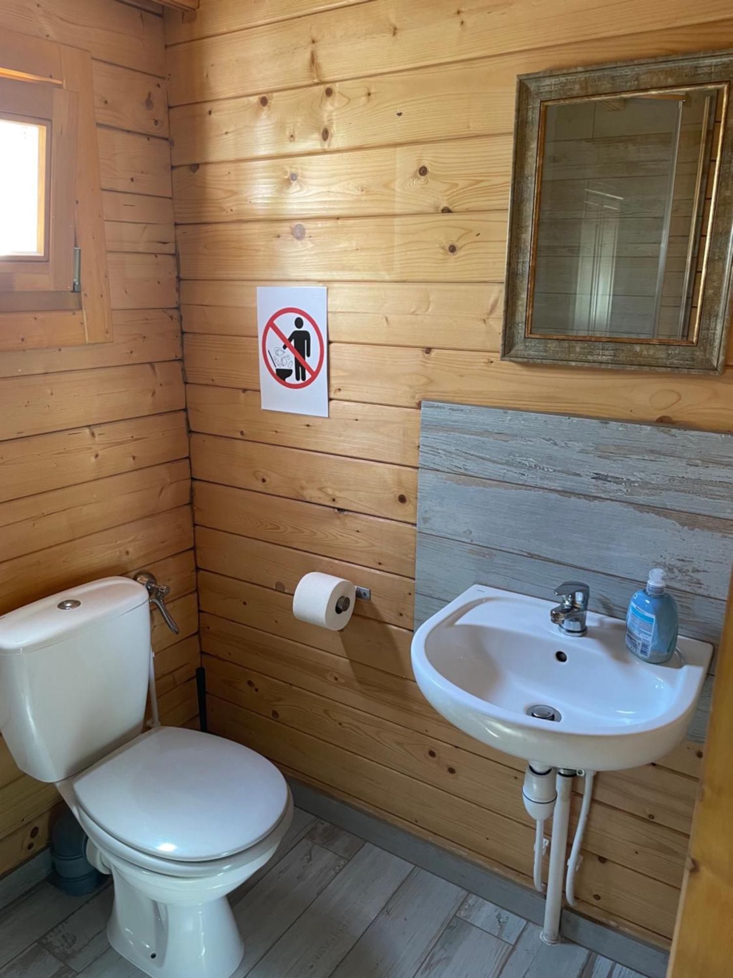 Pokoje I Domki Letniskowe Bros Dziwnow Bagian luar foto